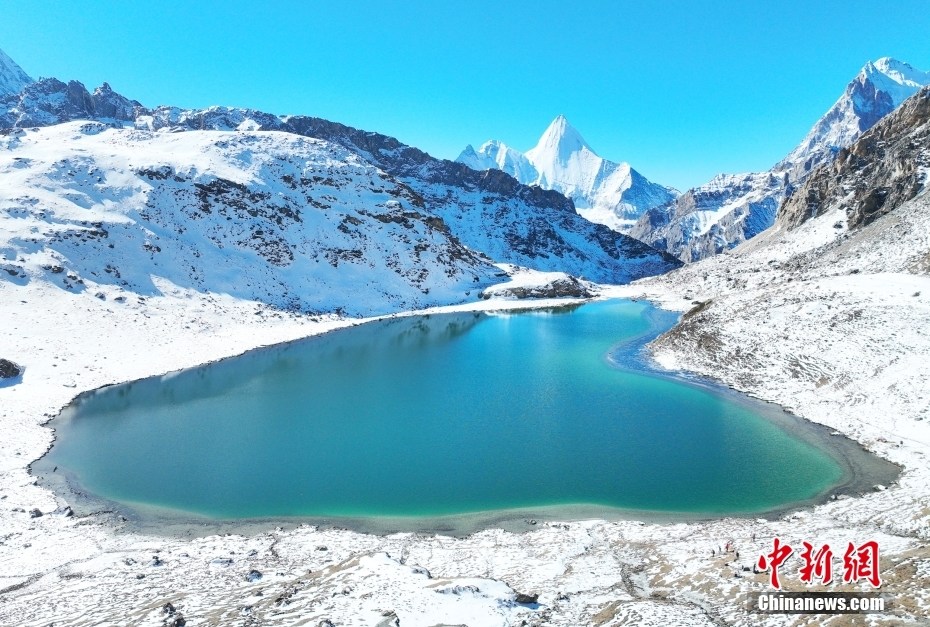 四川甘孜州：稻城亞丁牛奶海如藍(lán)寶石鑲嵌群山