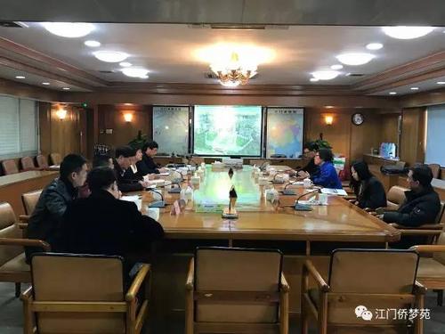 中國僑網(wǎng)與會人員召開座談會并進(jìn)行深入交流。