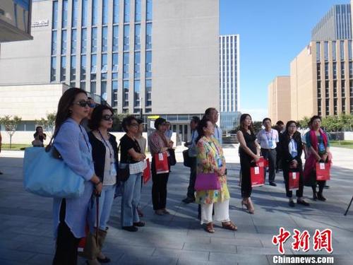 中國(guó)僑網(wǎng)資料圖:2016年8月27日,海外僑商代表參觀天津“僑夢(mèng)苑”內(nèi)的武清商務(wù)區(qū)。(中新社/劉家宇 攝)