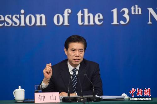 中國僑網(wǎng)十三屆全國人大一次會議新聞中心于3月11日在梅地亞中心多功能廳舉行記者會,,邀請商務(wù)部部長鐘山,、副部長兼國際貿(mào)易談判副代表王受文、副部長錢克明就“推動形成全面開放新格局 推動商務(wù)事業(yè)高質(zhì)量發(fā)展”相關(guān)問題回答記者提問,。中新社記者 李卿 攝
