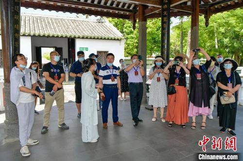中國僑網(wǎng)圖為海外華文媒體高層人士在儋州東坡書院考察采訪?!●樤骑w 攝