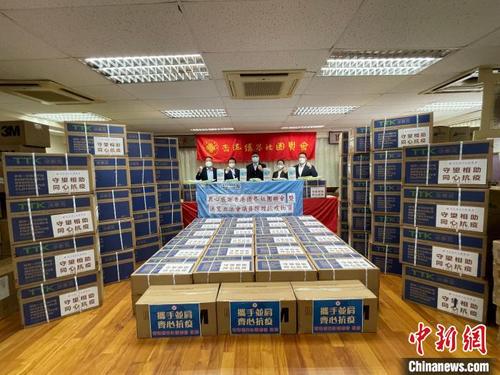 中國僑網(wǎng)左起:沈家燊、陳勇,、黃楚基,、洪雯、廖宇軒,,出席3月25日的防疫抗疫物資捐贈(zèng)活動(dòng),。 香港僑界社團(tuán)聯(lián)會(huì)供圖