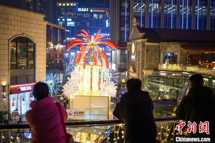 中國僑網(wǎng)璀璨燈飾吸引市民拍照,。中新網(wǎng)記者 何蓬磊 攝