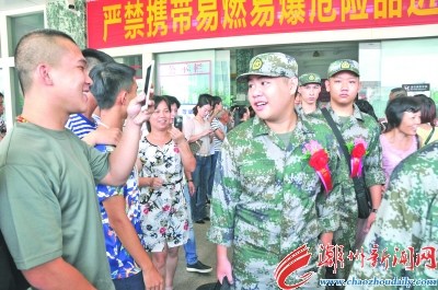 昨天上午,,在潮州火車站,新兵們在親朋好友的歡送下,,準(zhǔn)備登上火車奔赴各地軍營開始軍旅生涯,。