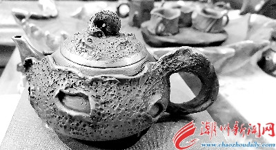 林潮明的《古松銅壽》獲得第六屆“大地獎”陶瓷作品銀獎,。