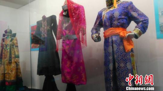 新疆博爾塔拉蒙古族各類服裝,包括新郎新娘服、禮服,、家居服、中老年服裝等多種樣式,?!×戊o 攝