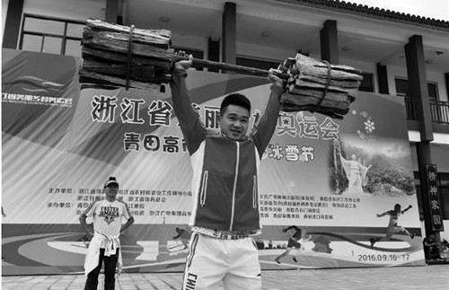 石智勇舉柴禾
