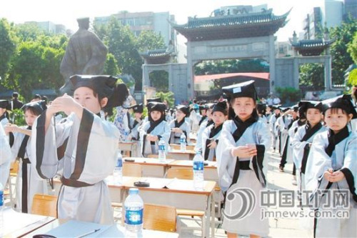 陳白沙紀念館內(nèi),,學(xué)生們“拜先師”,。