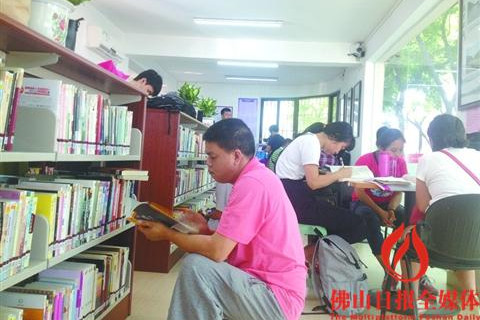 9月19日,南圖讀書驛站,,不少市民前來借書看書,。/佛山日報(bào)記者黃文婷攝
