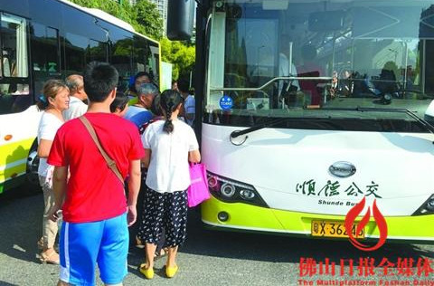 市民代表乘坐體驗純電動公交車。/佛山日報記者朱朝貴攝