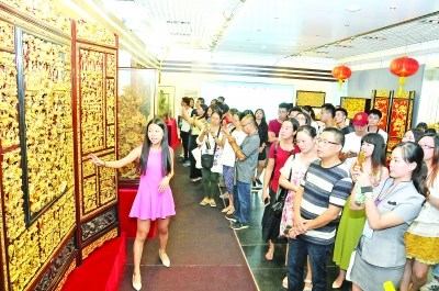 潮州市人民廣場文化長廊工藝美術(shù)精品館,,100多名文化使者近距離觀賞潮州門類眾多的工藝精品。本報(bào)記者