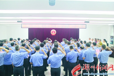 昨天,,首批69名入額的檢察官面向國徽和憲法,,舉起右拳,莊嚴宣誓,。