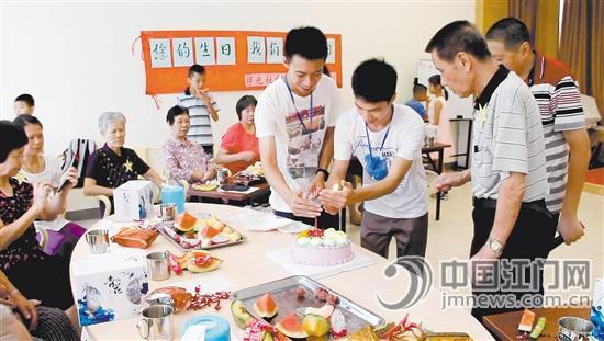 蓬江區(qū)居家養(yǎng)老北街站社工為社區(qū)老人舉行生日會(huì),。
