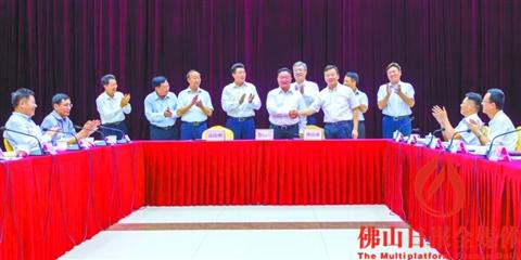 在佛山市委書記魯毅,、涼山州委書記林書成等領(lǐng)導(dǎo)見(jiàn)證下,佛山市市長(zhǎng)朱偉與涼山州州長(zhǎng)羅涼清代表兩地簽訂《扶貧協(xié)作框架協(xié)議》,。佛山日?qǐng)?bào)記者