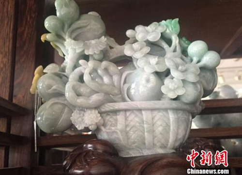 玉雕師董錦燦的《花籃》翡翠雕,?!×戊o 攝