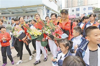 從左至右:潘飛鴻,、李朱濠,、柳雅欣、徐嘉余榮歸溫州體校,。
