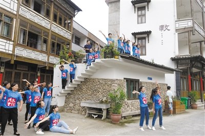 昨天(10月31日),,在永嘉大元下村,,一場(chǎng)突如其來的農(nóng)民快閃表演給大家?guī)砹梭@喜。魏一曉