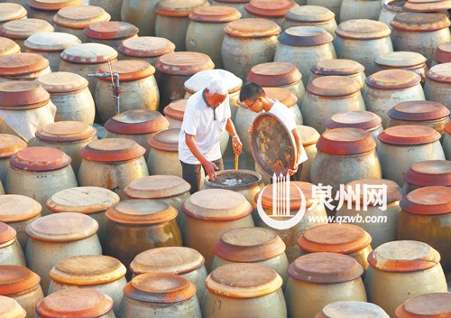 吳宗洲正在將手藝傳給孫子,希望后生仔能傳承古法,在醬缸里創(chuàng)造出新意,,將醬文化發(fā)揚(yáng)光大,。
