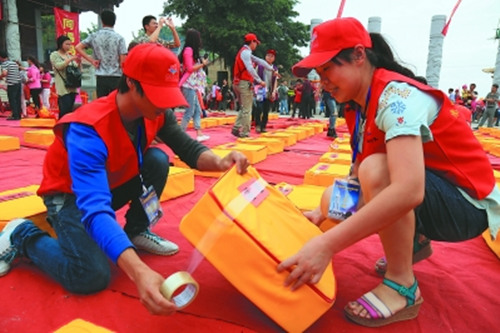 每逢媽祖祖祠舉行重大祭典,,媽祖公益組織的志愿者們都來幫助布置現(xiàn)場,。