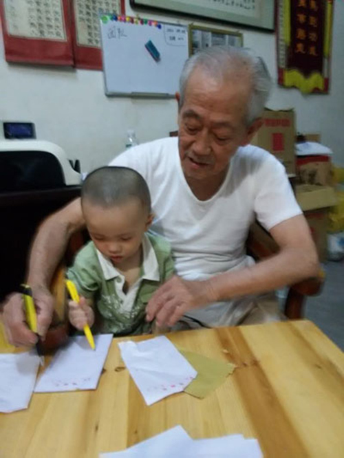 林忠鶴在教導其曾孫子學習。