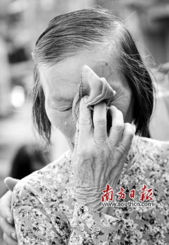 時隔70年,,年過八旬的李帶有前往潮陽貴嶼鎮(zhèn),,在志愿者的尋找下見到親弟弟后,,忍不住流下了眼淚,。