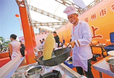 選手在廚藝大賽中使出自己的看家本領(lǐng),。