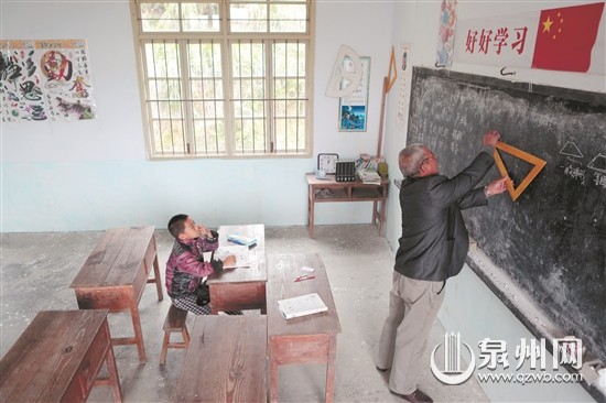 小超一個(gè)人坐在空蕩蕩的教室里聽老師講課