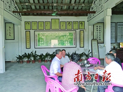 洲東村的垂昆公祠內(nèi),老人們正在議事,。南方日?qǐng)?bào)記者