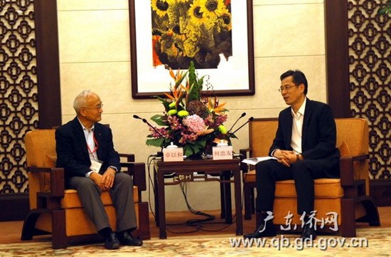 何忠友(右)向代表團(tuán)團(tuán)長卓以和院士(左)一行介紹廣東發(fā)展情況