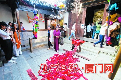 中外藝術(shù)家共同用紙創(chuàng)作,吸引眾人眼球,。