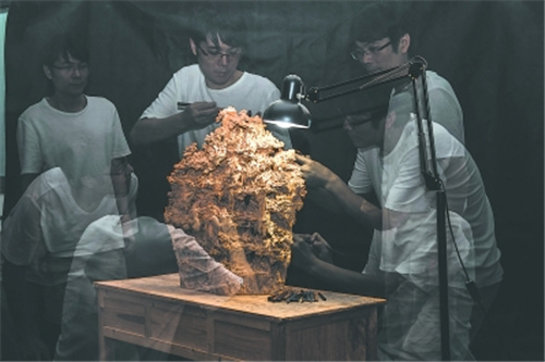 做好一件作品不容易,這座五百羅漢的精微透雕創(chuàng)作,,林建軍計(jì)劃用5年時(shí)間完成,,如今時(shí)間已過大半,,500尊羅漢也已初具雛形。在相機(jī)多次曝光下,,記錄的創(chuàng)作場(chǎng)景是林建軍普通的日常生活,,長(zhǎng)時(shí)間專注微雕,使得他的頸椎和肩膀勞損嚴(yán)重,。