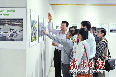 市民在鳳崗體育館東側(cè)的博藝美術(shù)館欣賞攝影展,。凌有福