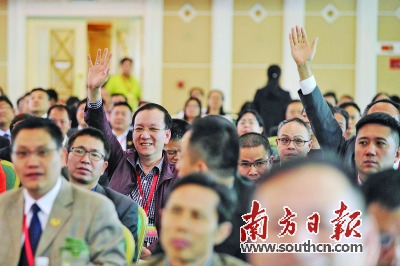 自由發(fā)言時間,,政協(xié)委員爭先舉手“求發(fā)言”,。
