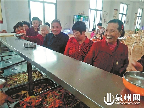 在下官路村居家養(yǎng)老服務(wù)站一樓食堂,,老人們排隊打飯菜。
