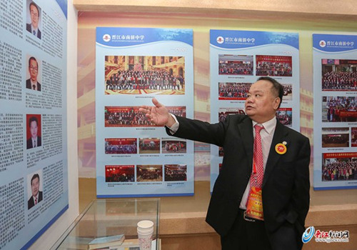 南僑中學校董會董事長施純錫在校史館向嘉賓介紹學校發(fā)展相關情況