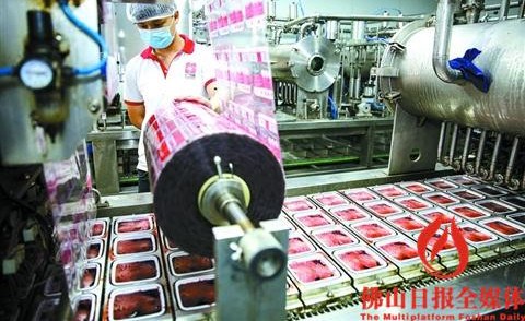 南海首創(chuàng)性地建立了食品生產(chǎn)加工小作坊管理模式,,圖為在大瀝食品集中加工中心內(nèi),紅晨豬紅小作坊的工作人員正在作業(yè)中,。(資料圖片)/佛山日?qǐng)?bào)記者王偉楠攝