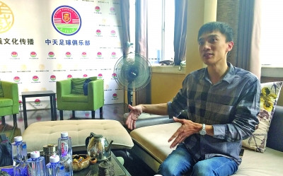 余茂玉向記者講述旅途經(jīng)歷,。