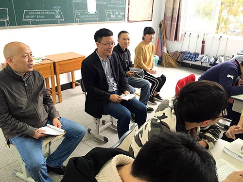 陳雨(左一)在學(xué)校聽(tīng)課,。(資料圖片)