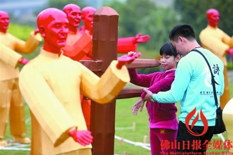 獅山市民廣場葉問塑像前,一位家長正在教孩子如何打詠春拳,。近年來獅山不斷提升城市軟環(huán)境,,吸引更多人才進駐。