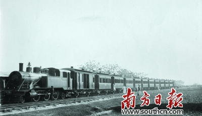 在美國南加州大學(xué)館藏圖片中可以看到,在1913年的潮汕鐵路,,有旅客上下車。