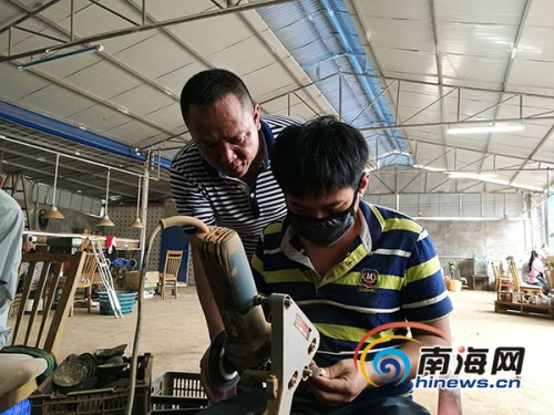 符冬波在指導(dǎo)工人制作椰殼廚具,。南海網(wǎng)記者高鵬攝