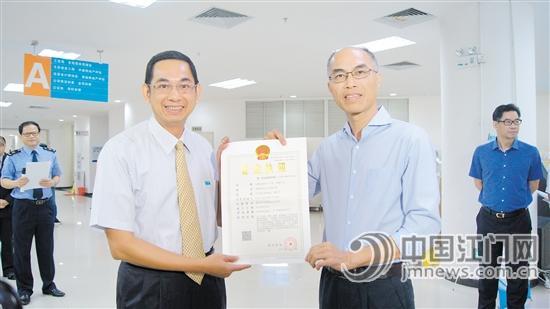 今年8月15日,,我市發(fā)出全國首張“九證合一”營業(yè)執(zhí)照。