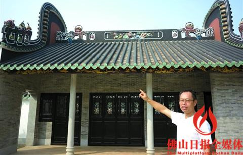 黃兵強向記者介紹他的灰塑作品。
