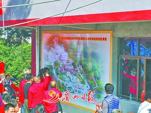 圖為群眾在現(xiàn)場了解二忠文化愛國主義教育基地規(guī)劃,。