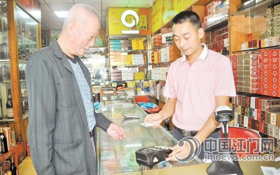 盧永昌在家附近的小賣鋪就可以直接刷卡領(lǐng)取養(yǎng)老金,。