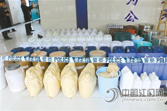鶴山公安繳獲了成噸的制毒原料,。