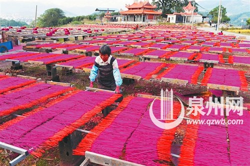 中國僑網(wǎng)圖為達(dá)埔一家香企正在制香。 林勁峰 姚德純 攝
