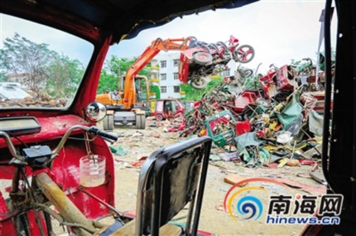 中國僑網(wǎng)工人對(duì)風(fēng)采車進(jìn)行切割銷毀。 本報(bào)記者 袁琛 攝