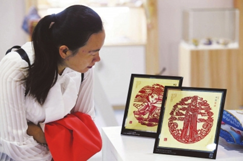 中國僑網(wǎng)媽祖文化創(chuàng)意與傳統(tǒng)的剪紙技藝相結(jié)合,,很有觀賞性。