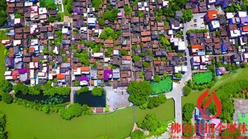 中國僑網(wǎng)佛山南海區(qū)九江鎮(zhèn)煙橋村四面環(huán)水,,是珠三角典型水鄉(xiāng),。經(jīng)過活化后,,現(xiàn)在煙橋村越來越呈現(xiàn)宜居宜游的人文風(fēng)情,,去年煙橋村游客約1.5萬人次,比2014年增加50%,。/佛山日?qǐng)?bào)記者龍翔用無人機(jī)航拍